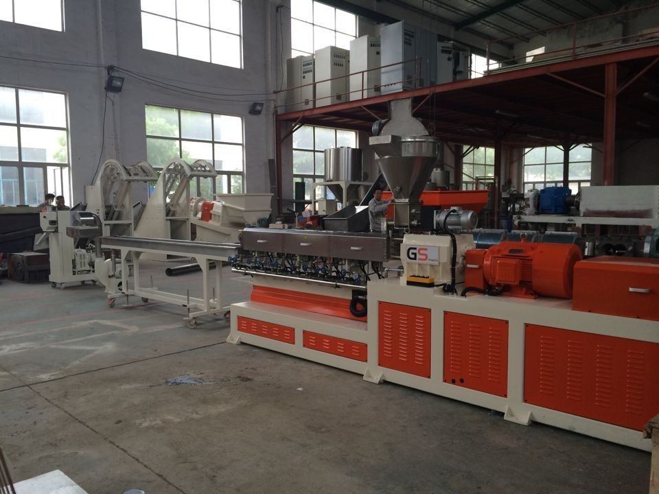 Color Masterbatch Double Screw Extruder With 30-50kg/H Automatical Pull Push Machine
